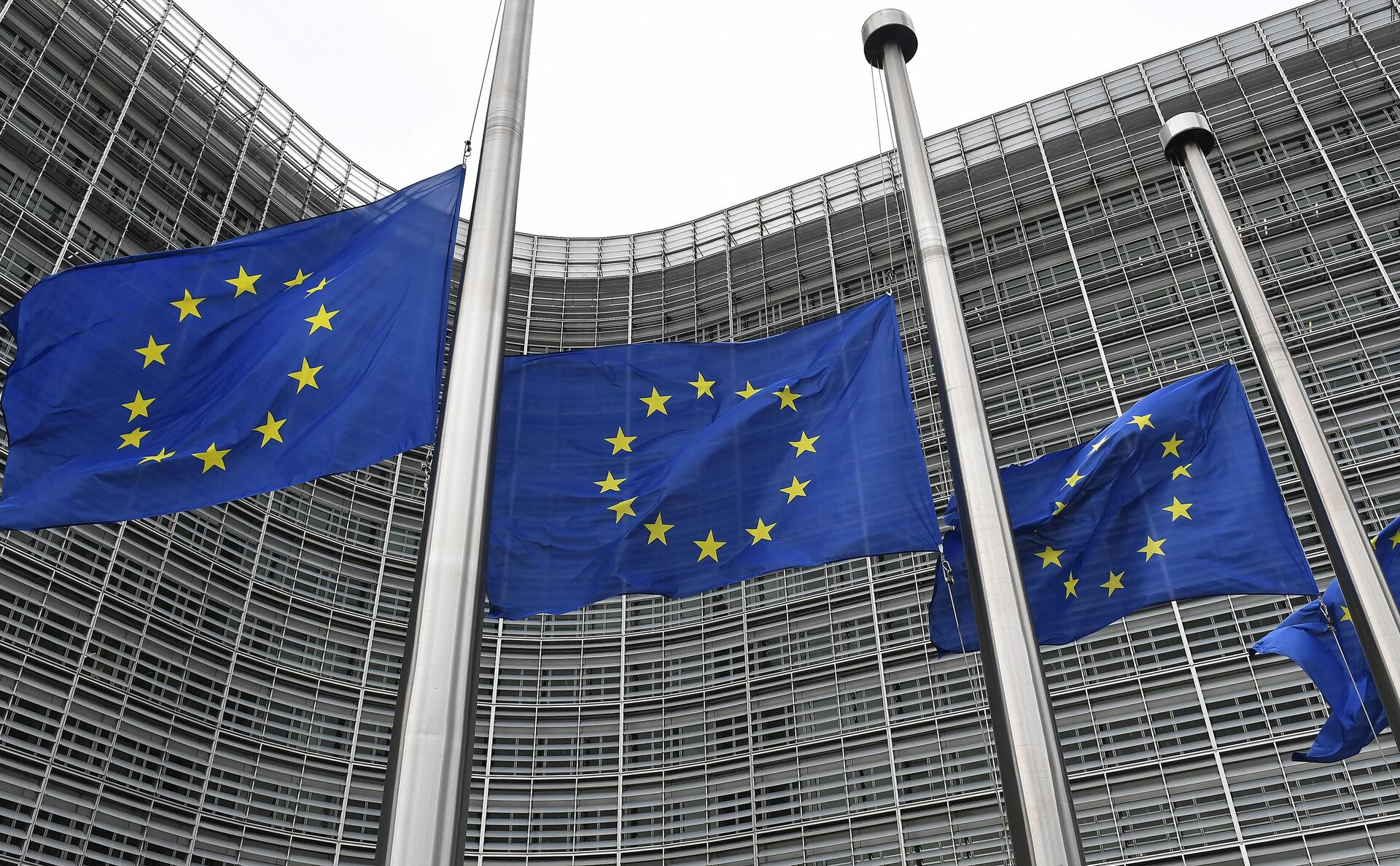 Bandeiras da União Europeia junto da sede do bloco em Bruxelas, Bélgica, 9 de setembro de 2022 - Sputnik Brasil, 1920, 15.12.2022