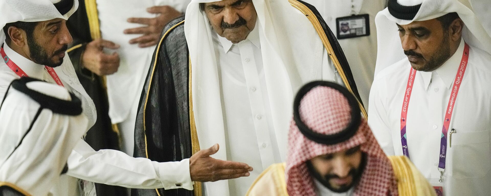 O ex-emir do Qatar Sheikh Hamad bin Khalifa Al Thani, centro, chega antes do início da Copa do Mundo, partida de futebol do grupo A entre Qatar e Equador no Al Bayt Stadium em Al Khor, Catar, 20 de novembro de 2022 - Sputnik Brasil, 1920, 03.12.2022