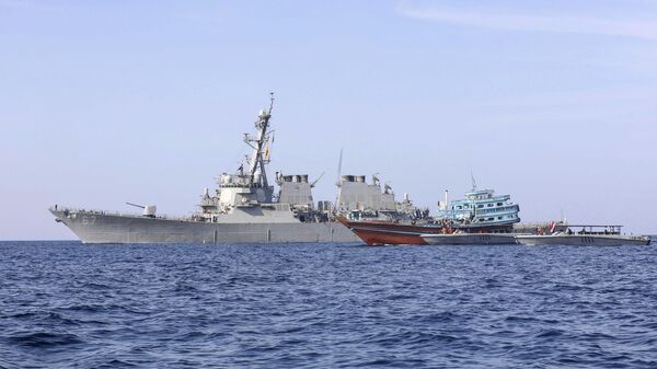 Contratorpedeiro de mísseis guiados USS Cole (DDG 67) transferindo o controle de um navio de pesca apátrida para a Guarda Costeira do Iêmen. Golfo de Omã, 21 de janeiro de 2022 - Sputnik Brasil