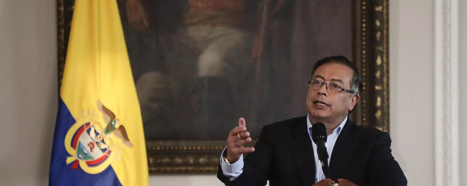 Gustavo Petro fala no 100º dia de sua administração no gabinete presidencial do Palácio Narino, em Bogotá, Colômbia, terça-feira, 15 de novembro de 2022 - Sputnik Brasil, 1920, 18.08.2024