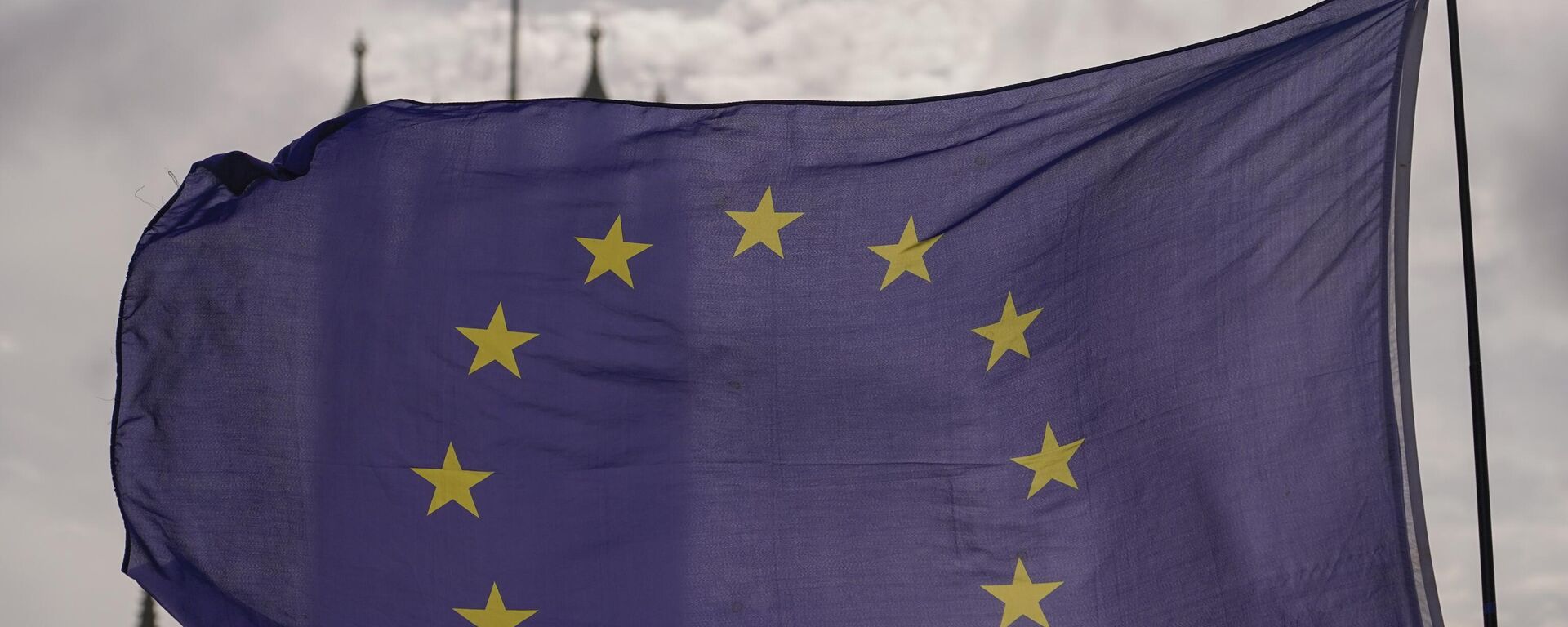 Bandeira da União Europeia tremula do lado de fora do Parlamento, em Londres, Reino Unido, quarta-feira, 19 de outubro de 2022 - Sputnik Brasil, 1920, 15.06.2024