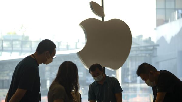 Clientes fazem compras em uma Apple Store no primeiro dia de venda do Apple iPhone 14 em Pequim, China, 16 de setembro de 2022 - Sputnik Brasil