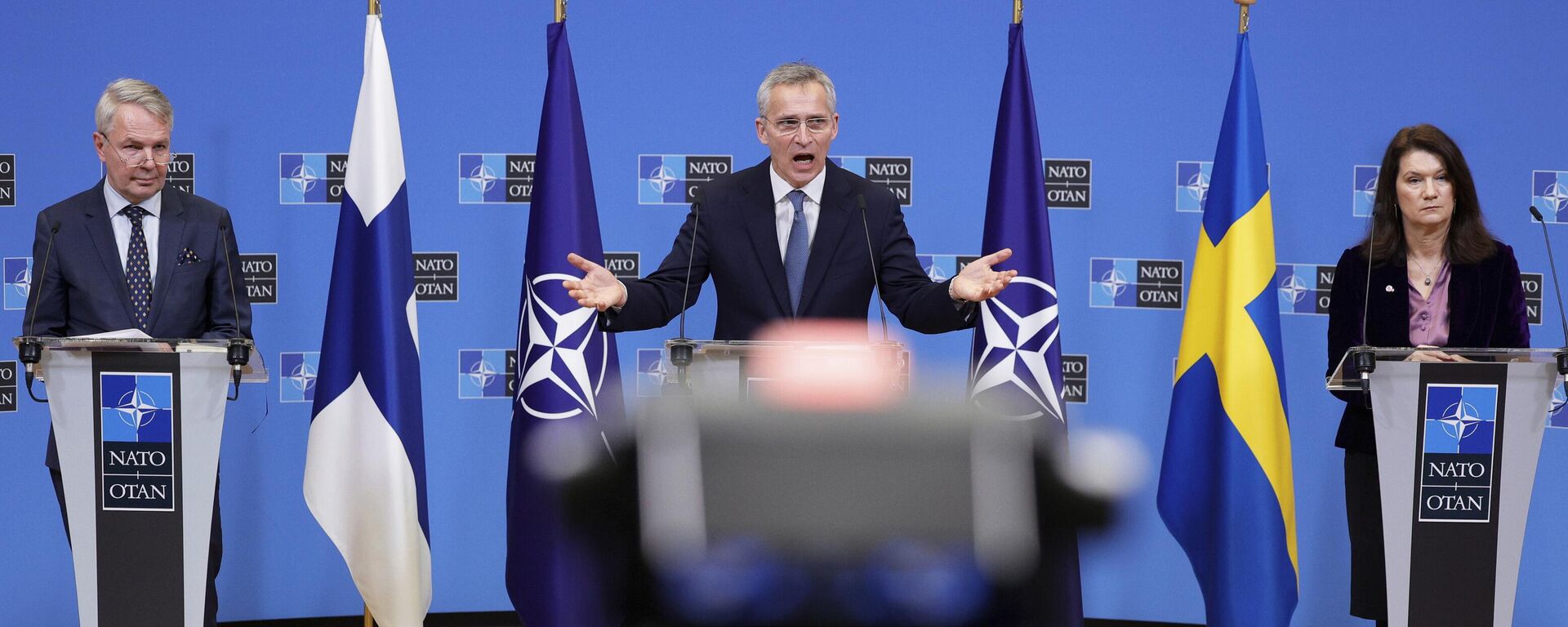 Secretário-geral da OTAN, Jens Stoltenberg (ao centro), participa de uma conferência de imprensa com representantes da Finlândia e Suécia - Sputnik Brasil, 1920, 06.12.2022