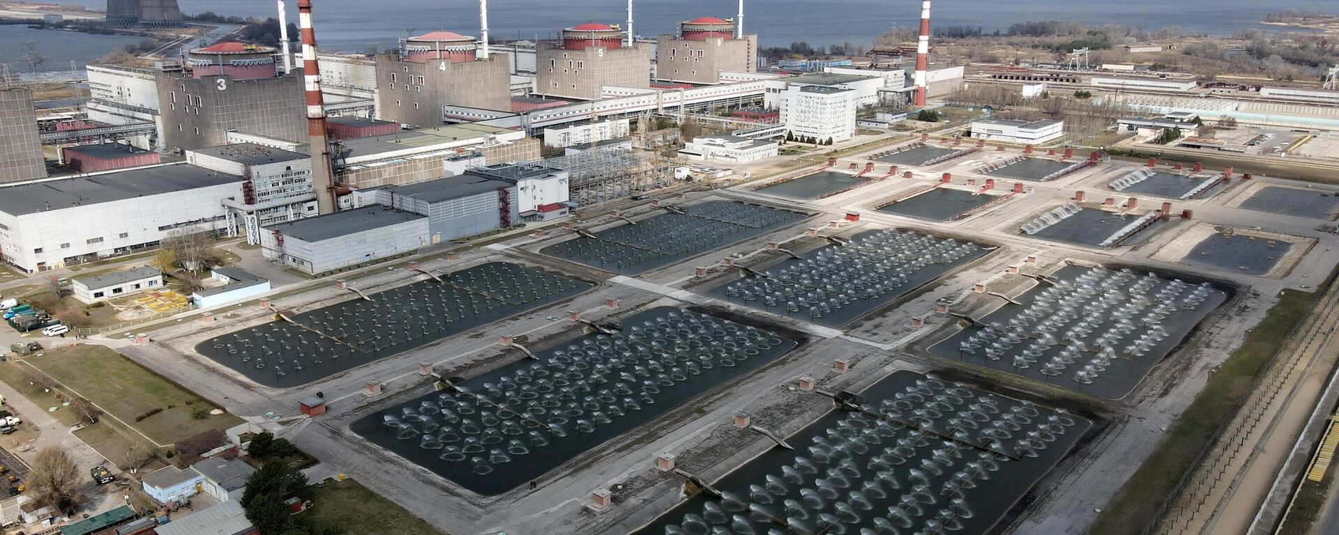 Piscinas de resfriamento da usina nuclear de Zaporozhie - Sputnik Brasil, 1920, 07.12.2022