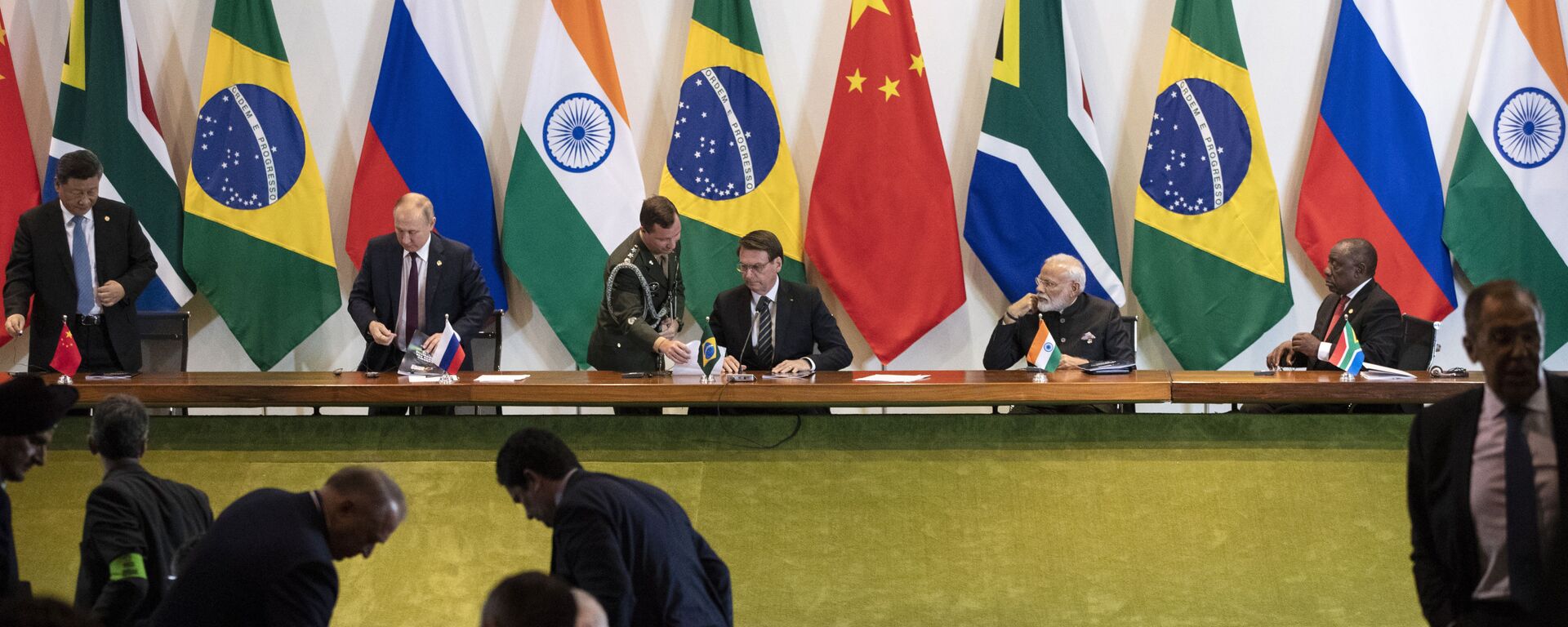 Os líderes dos BRICS ao sairem de uma reunião com membros do Conselho Empresarial e gestão do Novo Banco de Desenvolvimento, 14 de novembro de 2019 - Sputnik Brasil, 1920, 07.12.2022