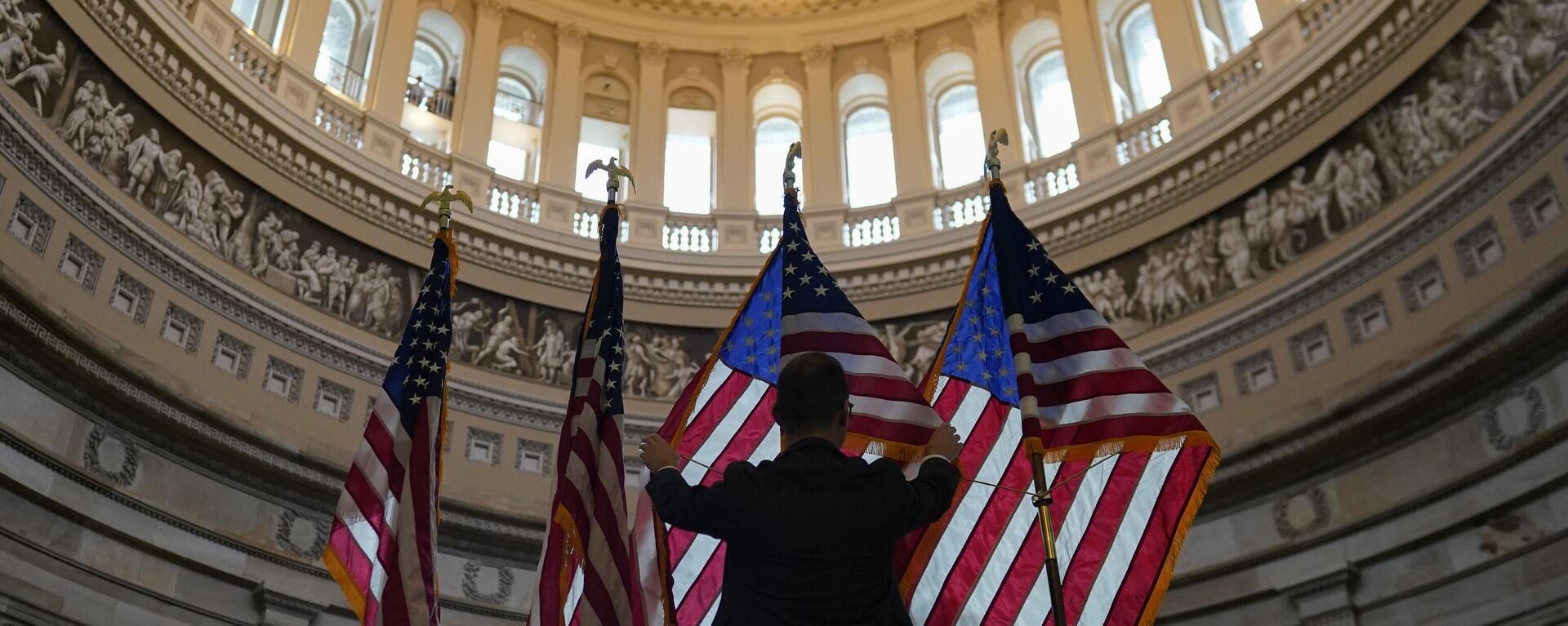 Ian Krager com o gabinete do presidente da Câmara dos Representantes dos EUA monta quatro bandeiras no palco antes de uma cerimônia da Medalha de Ouro do Congresso em homenagem à Polícia do Capitólio dos EUA, Washington, DC, Polícia Metropolitana e outros que protegeram o Capitólio dos EUA durante o 6 de janeiro de 2021 - Sputnik Brasil, 1920, 07.02.2024