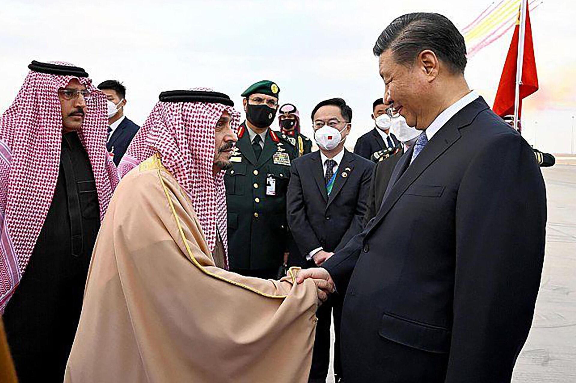 O presidente chinês, Xi Jinping (à direita), aperta a mão do príncipe Faisal bin Bandar bin Abdulaziz Al Saud, governador de Riad, após sua chegada a Riad, na Arábia Saudita, em 7 de dezembro de 2022 - Sputnik Brasil, 1920, 31.01.2023