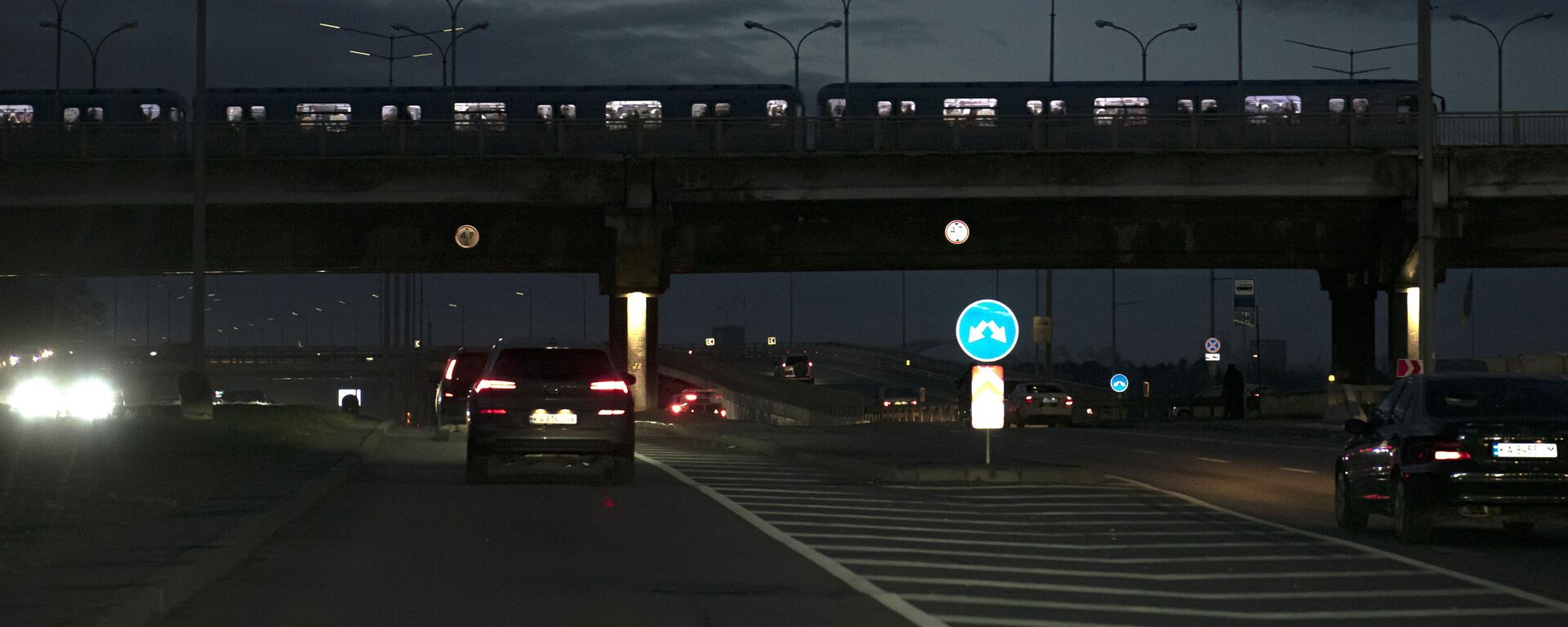 Metro passando por ponte durante apagão em Kiev, Ucrânia, 11 de novembro de 2022 - Sputnik Brasil, 1920, 08.12.2022