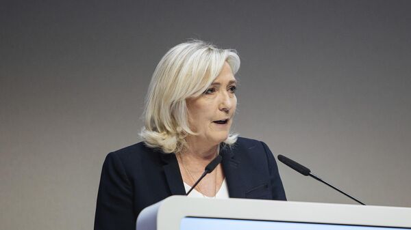 Marine Le Pen, líder do Reagrupamento Nacional, partido de extrema-direita da oposição, discursa no congresso do partido em Paris, em 5 de novembro de 2022 - Sputnik Brasil