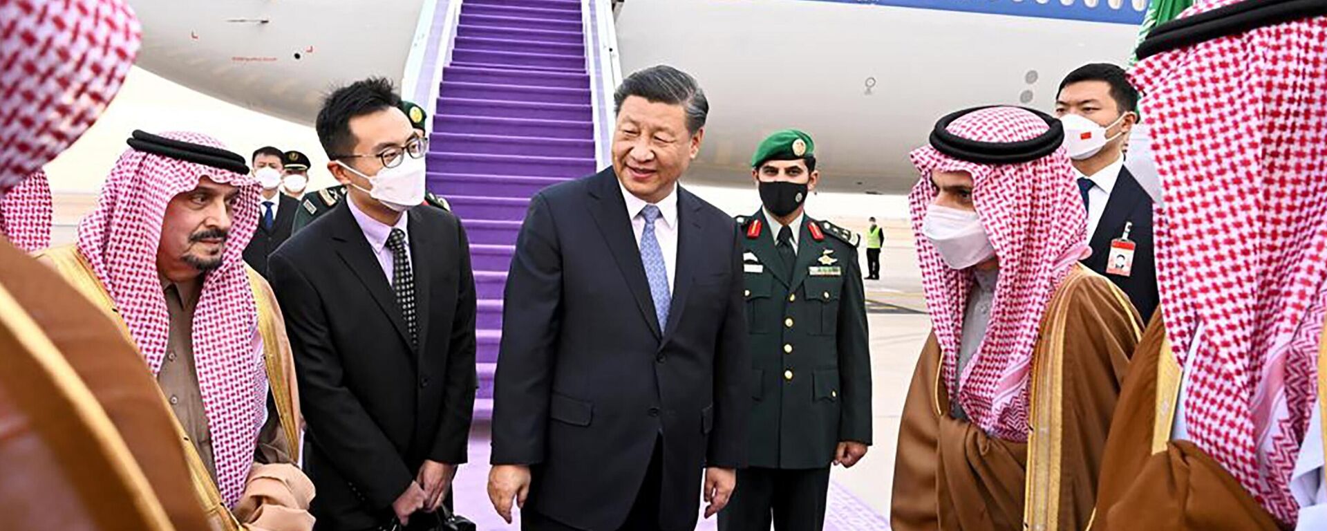 O presidente chinês Xi Jinping, ao centro, cumprimenta o príncipe Faisal bin Bandar bin Abdulaziz, governador de Riad, após sua chegada a Riad, Arábia Saudita, 7 de dezembro de 2022 - Sputnik Brasil, 1920, 31.01.2023