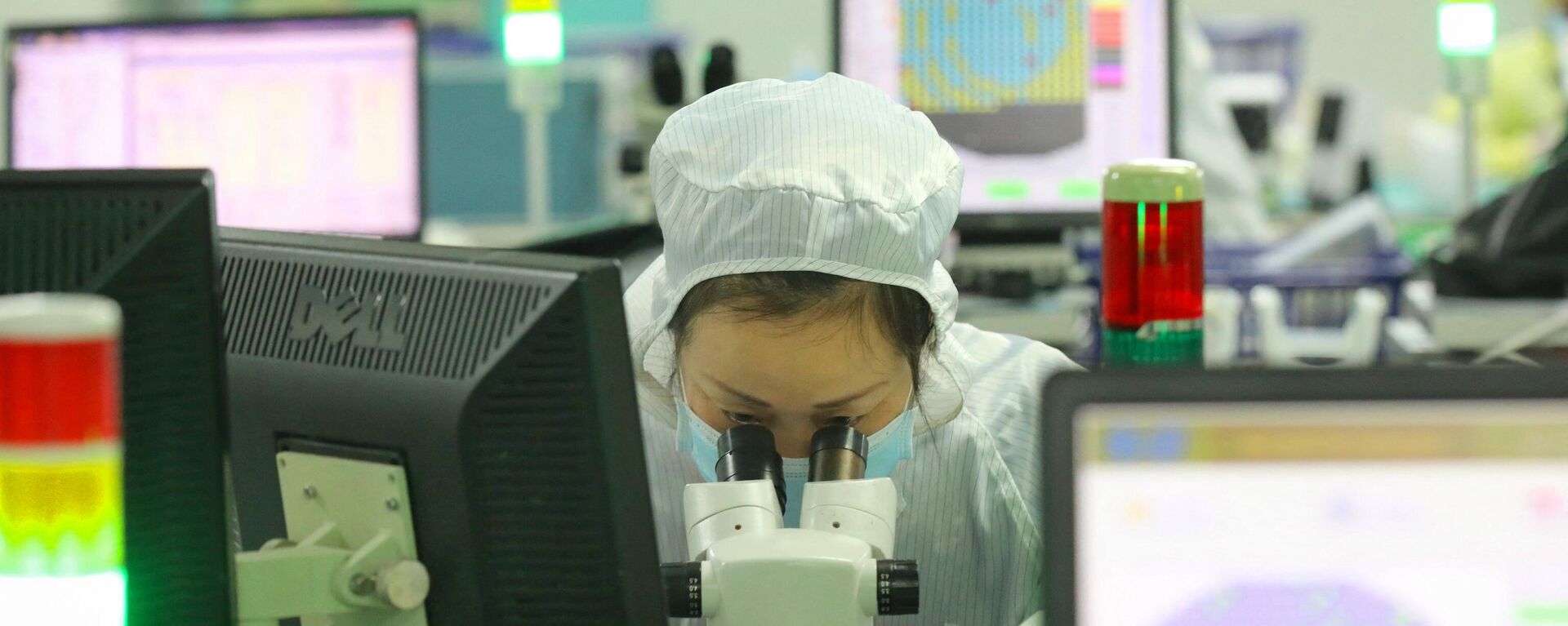 Empregada fazendo chips em uma fábrica da Jiejie Semiconductor Company em Nantong, província de Jiangsu, China, 17 de março de 2021 - Sputnik Brasil, 1920, 08.12.2022