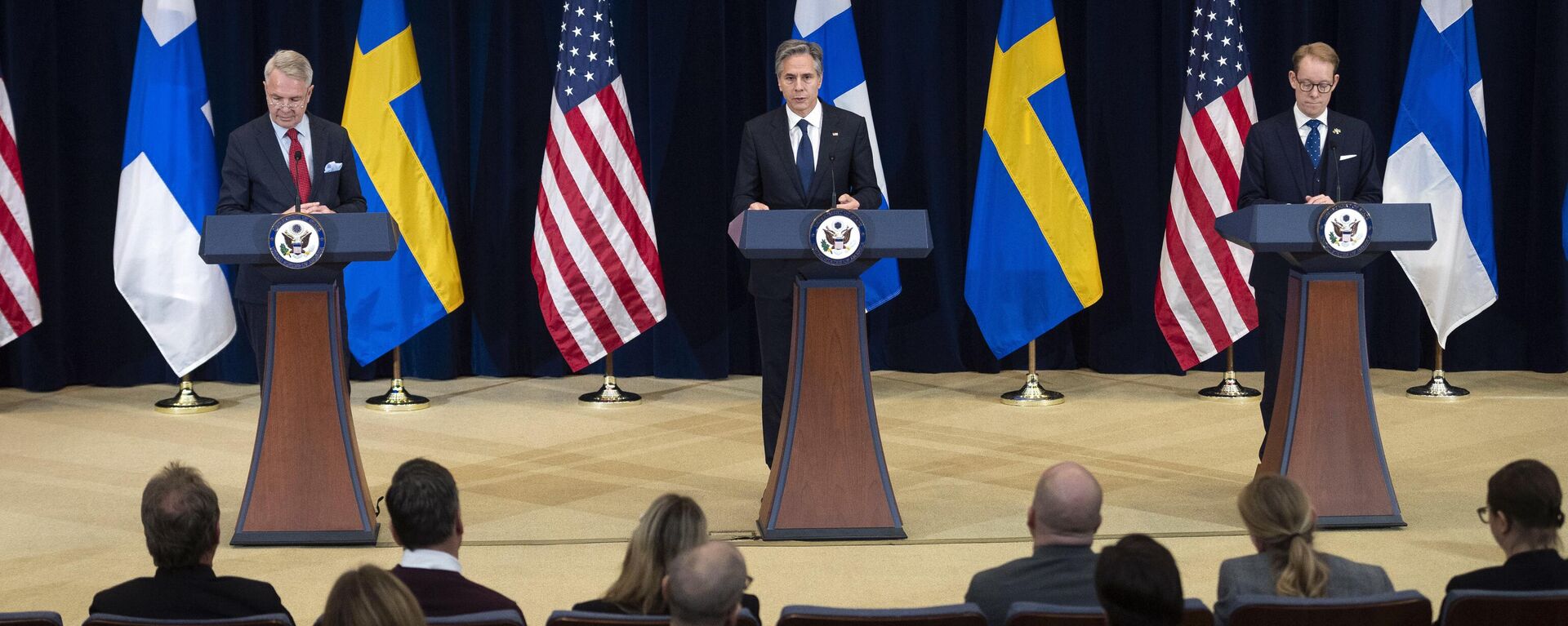 O secretário de Estado Antony Blinken fala durante uma coletiva de imprensa com o ministro das Relações Exteriores da Finlândia, Pekka Haavisto, à esquerda, e o ministro das Relações Exteriores da Suécia, Tobias Billstrom, no Departamento de Estado, em Washington, 8 de dezembro de 2022 - Sputnik Brasil, 1920, 08.12.2022