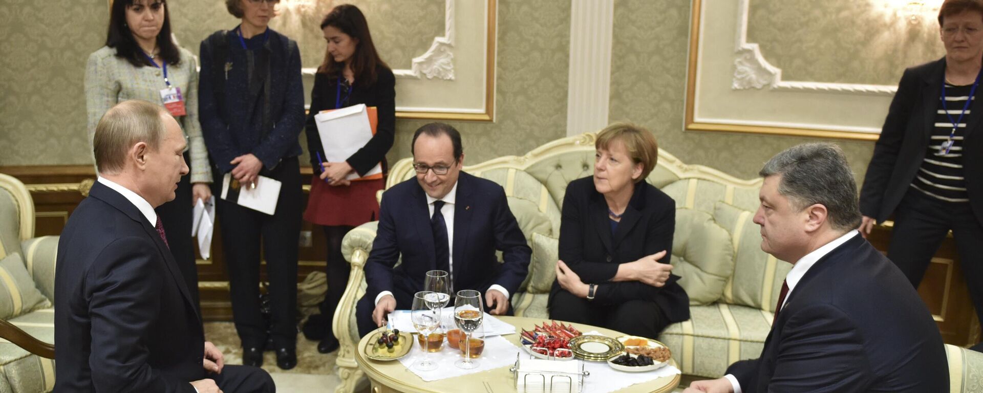 A partir da esquerda, o presidente russo, Vladimir Putin, o então presidente francês, François Hollande, a então chanceler alemã, Angela Merkel, e o então presidente ucraniano, Pyotr Poroshenko, conversam em Minsk, Belarus, 11 de fevereiro de 2015 - Sputnik Brasil, 1920, 10.11.2025
