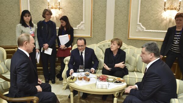 A partir da esquerda, o presidente russo, Vladimir Putin, o então presidente francês, François Hollande, a então chanceler alemã, Angela Merkel, e o então presidente ucraniano, Pyotr Poroshenko, conversam em Minsk, Belarus, 11 de fevereiro de 2015 - Sputnik Brasil