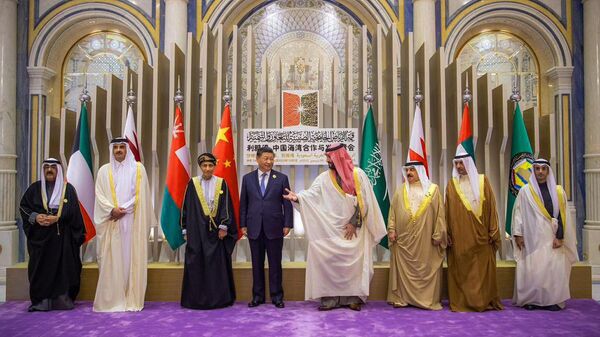 O príncipe herdeiro saudita e primeiro-ministro Mohammed bin Salman, à direita, cumprimenta o presidente chinês Xi Jinping, após a foto de grupo, durante o Conselho de Cooperação do Golfo ( GCC), em Riad, Arábia Saudita, 9 de dezembro de 2022 - Sputnik Brasil
