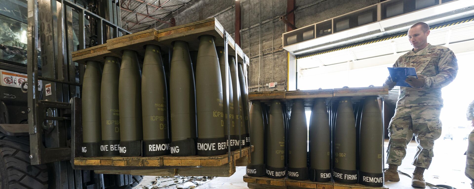 Sargento da Força Aérea dos EUA inspeciona munições de 155 mm antes delas serem enviadas à Ucrânia, em 29 de abril de 2022 - Sputnik Brasil, 1920, 16.09.2023