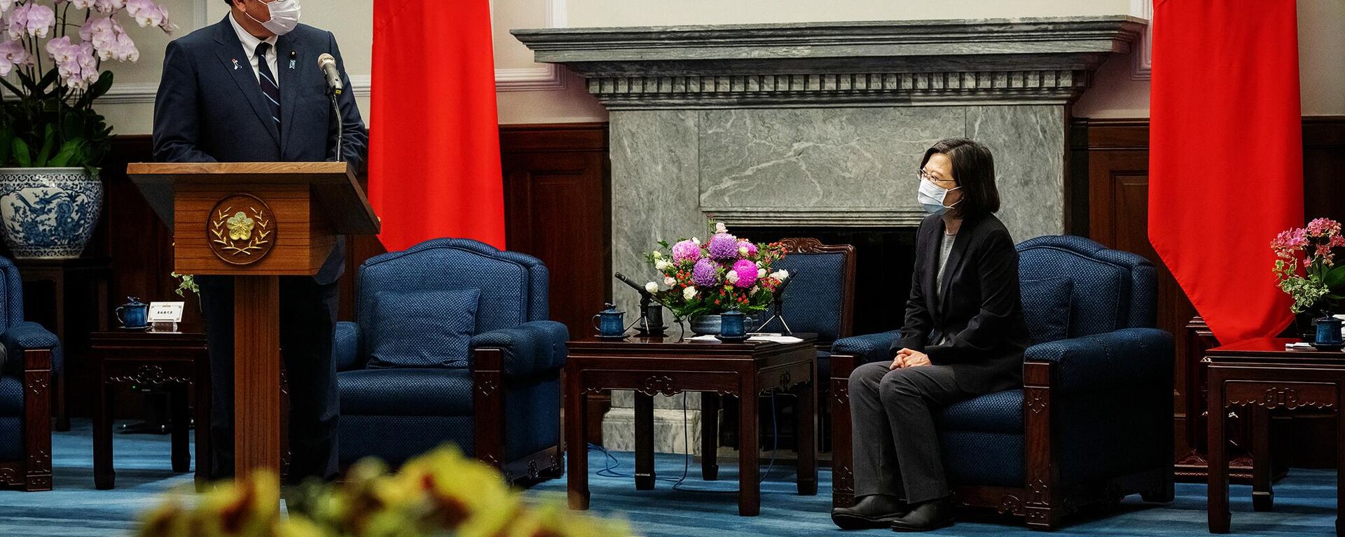A presidente de Taiwan, Tsai Ing-wen, à direita, se reúne com uma delegação liderada pelo ex-ministro da Economia, Comércio e Indústria do Japão, Koichi Hagiuda, à esquerda, membro do Partido Liberal Democrático (LDP), na Gabinete Presidencial em Taiwan , 10 de dezembro de 2022 - Sputnik Brasil, 1920, 10.12.2022