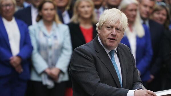 O primeiro-ministro britânico cessante, Boris Johnson, fala do lado de fora de Downing Street em Londres, 6 de setembro de 2022 - Sputnik Brasil