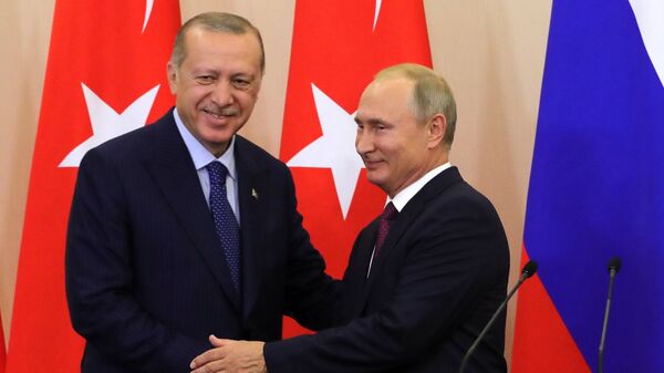 O presidente turco Recep Tayyip Erdogan e o presidente russo Vladimir Putin em Sochi, Rússia - Sputnik Brasil