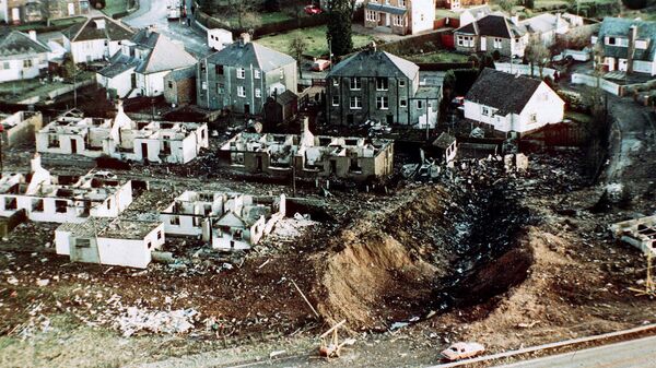 Foto de arquivo de dezembro de 1988 mostra casas destruídas e um corte profundo no solo na cidade de Lockerbie, na Escócia, após a explosão e queda do PanAm 103 - Sputnik Brasil