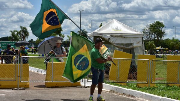 Bolsonaristas acampados em frente ao Palácio da Alvorada em Brasília (DF) na segunda-feira (12) - Sputnik Brasil
