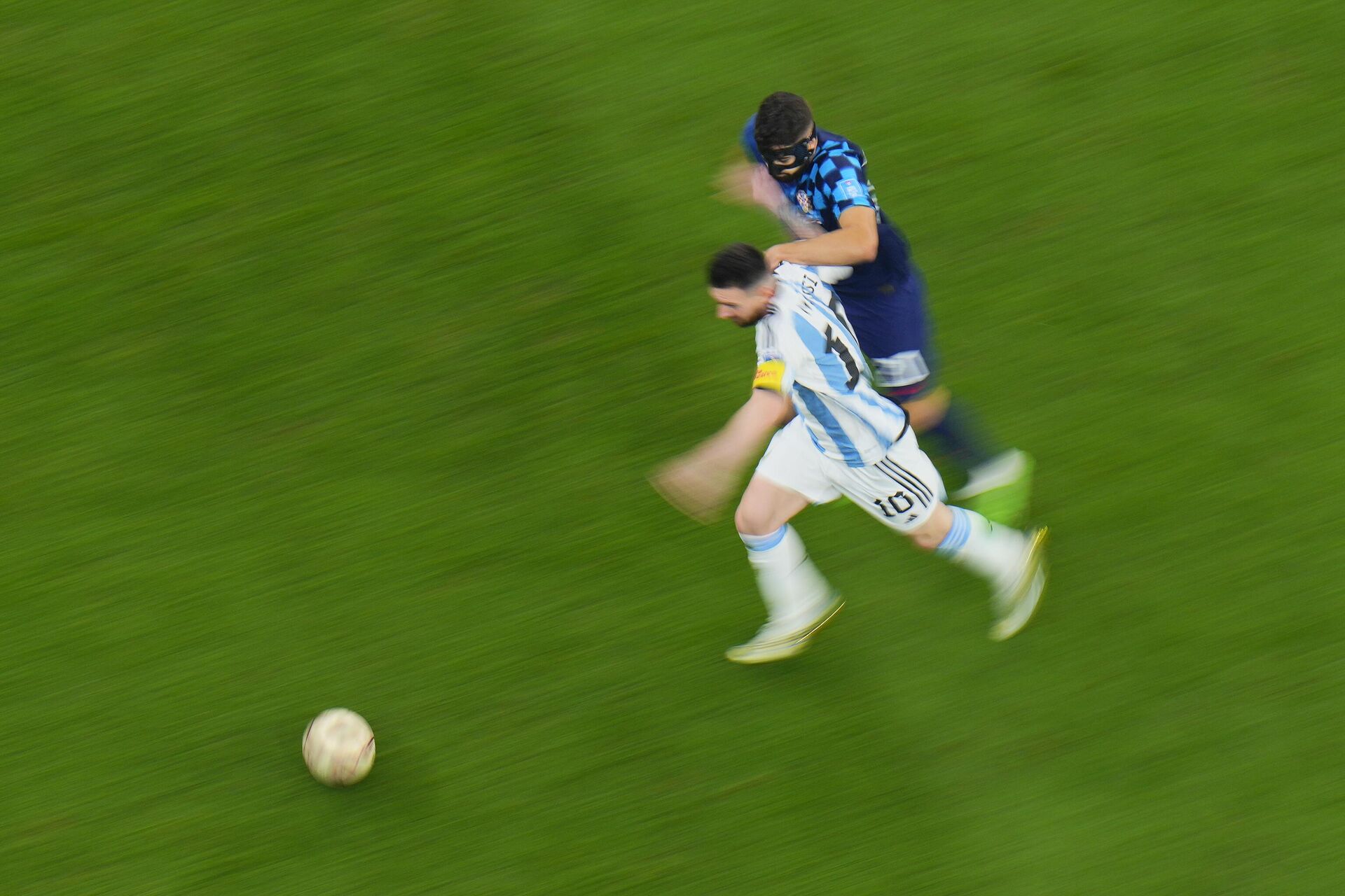 O jogador argentino Lionel Messi (à esquerda) corre ao lado do croata Josko Gvardiol durante partido entre Argentina e Croácia pela semifinal da Copa do Mundo de 2022, em Lusail, no Catar, 13 de dezembro de 2022 - Sputnik Brasil, 1920, 15.12.2022