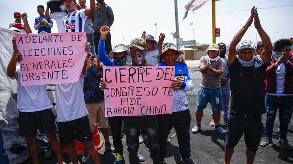 Manifestantes bloqueiam a rodovia Pan-americana exigindo eleições antecipadas e a libertação do ex-presidente peruano Pedro Castillo em Ica, sul do Peru, 13 de dezembro de 2022 - Sputnik Brasil