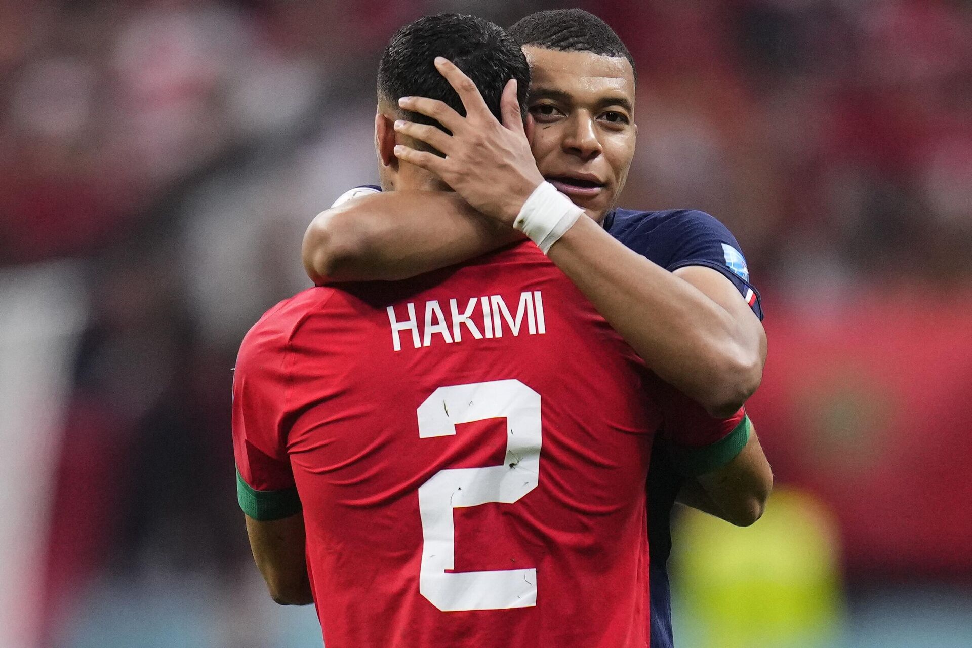 O francês Kylian Mbappé abraça seu companheiro de clube, o marroquino Achraf Hakimi, após vitória da França contra o Marrocos pela semifinal da Copa do Mundo, em Al Khor, Catar, 14 de dezembro de 2022 - Sputnik Brasil, 1920, 14.12.2022