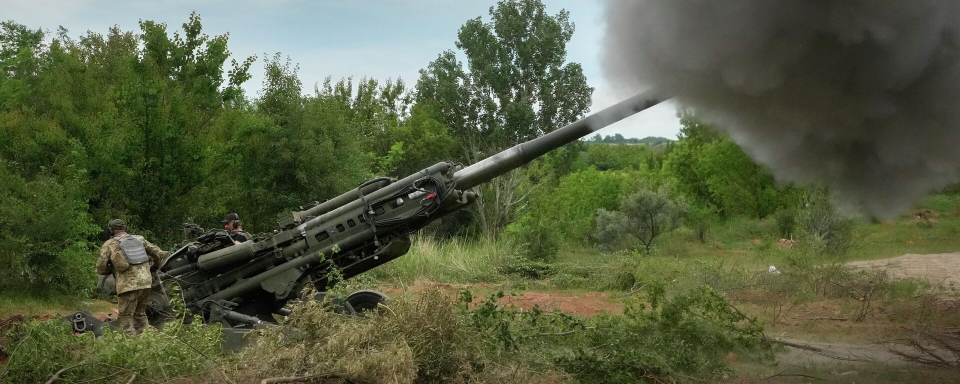 Soldados ucranianos abrem fogo com um obuseiro M777 fornecido pelos EUA contra posições russas na República Popular de Donetsk (RPD), em 18 de junho de 2022 - Sputnik Brasil, 1920, 06.01.2023