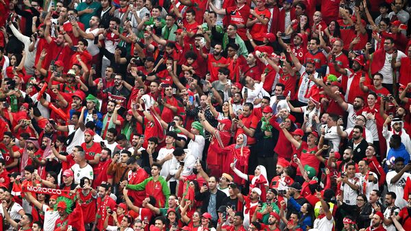 Torcedores do Marrocos apoiam a seleção que fez história ao se tornar a primeira equipe africana a chegar a uma semifinal de Copa do Mundo, no estádio Al Bayt. Al Khor, Catar, 14 de dezembro de 2022 - Sputnik Brasil