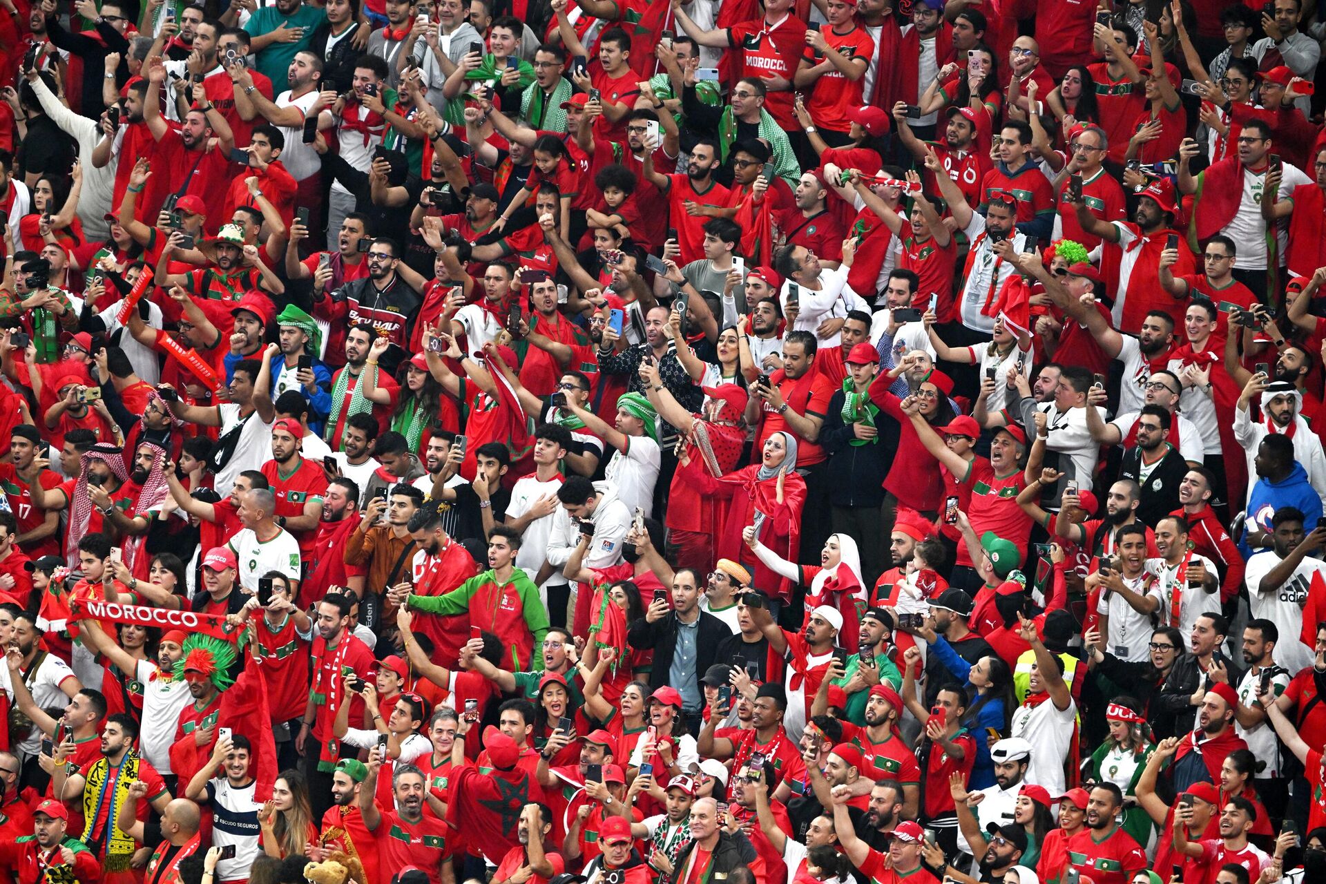 Torcedores do Marrocos apoiam a seleção que fez história ao se tornar a primeira equipe africana a chegar a uma semifinal de Copa do Mundo, no estádio Al Bayt. Al Khor, Catar, 14 de dezembro de 2022 - Sputnik Brasil, 1920, 16.12.2022