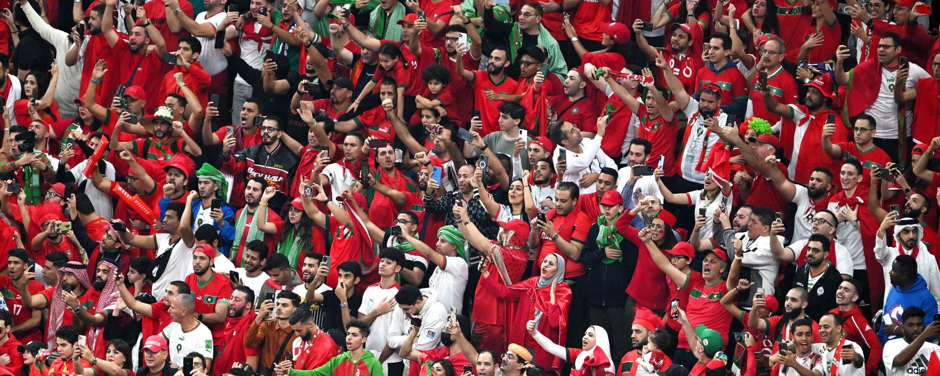 Torcedores do Marrocos apoiam a seleção que fez história ao se tornar a primeira equipe africana a chegar a uma semifinal de Copa do Mundo, no estádio Al Bayt. Al Khor, Catar, 14 de dezembro de 2022 - Sputnik Brasil, 1920, 19.06.2026
