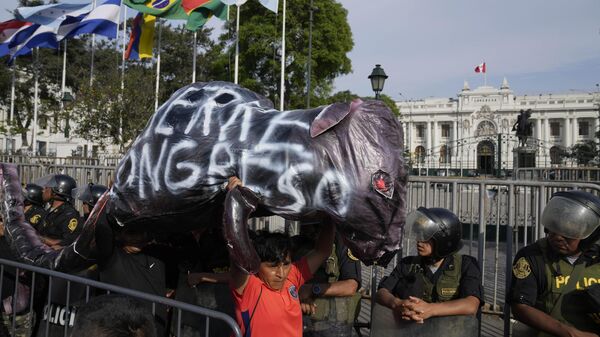 Apoiadores do presidente deposto Pedro Castillo carregam faixa pedindo o fechamento do Congresso, em frente ao Congresso, em Lima, Peru, no domingo, 11 de dezembro de 2022 - Sputnik Brasil