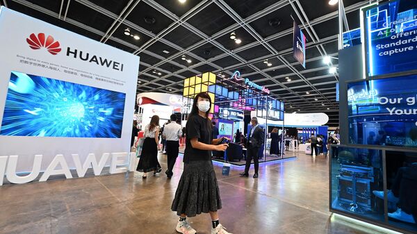 Visitantes passam junto de stand da Huawei durante Fintech Week 2022 em Hong Kong, China, 1º de novembro de 2022 - Sputnik Brasil