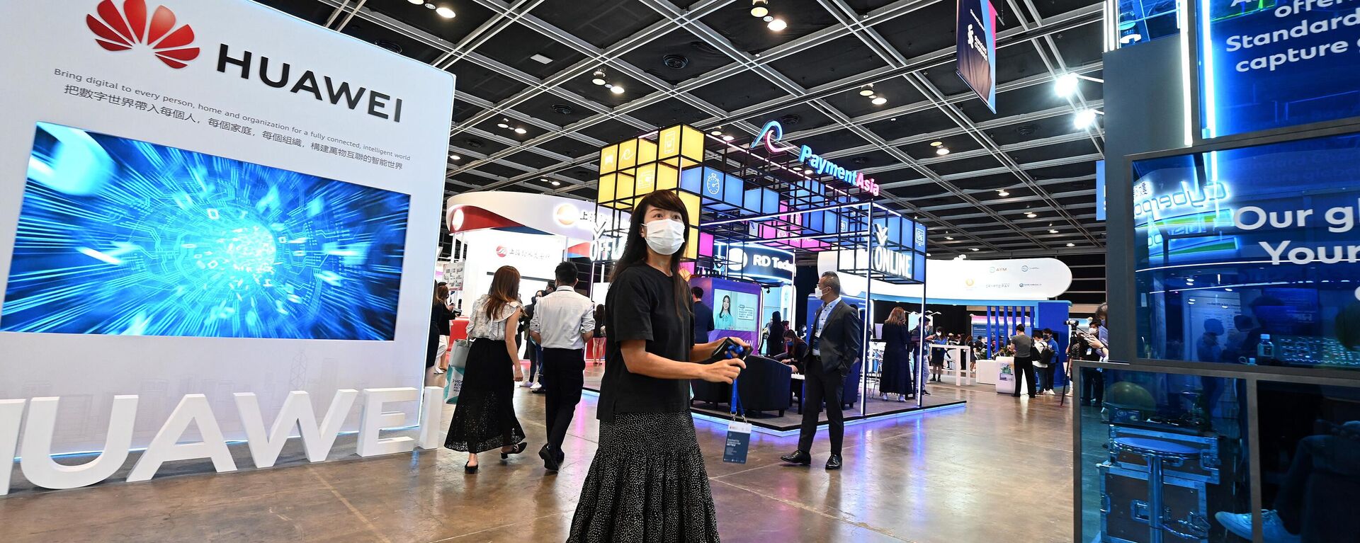 Visitantes passam junto de stand da Huawei durante Fintech Week 2022 em Hong Kong, China, 1º de novembro de 2022 - Sputnik Brasil, 1920, 17.12.2022