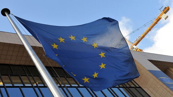 A bandeira da União Europeia (UE) é vista em frente à sede da Comissão do bloco, em Bruxelas - Sputnik Brasil