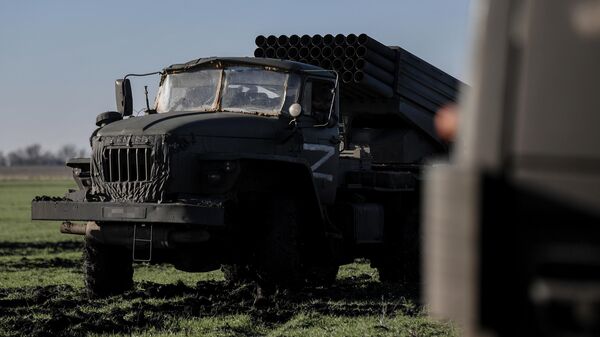 Lançador múltiplo de foguetes Grad durante operação militar especial na direção de Zaporozhie, foto publicada em 14 de dezembro de 2022 - Sputnik Brasil