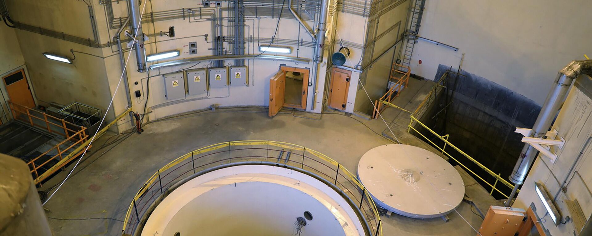 Reator nuclear de água de Arak, ao sul da capital iraniana, Teerã, durante visita do então chefe da Organização de Energia Atômica do Irã, Ali Akbar Salehi, em 23 de dezembro de 2019 - Sputnik Brasil, 1920, 18.12.2022