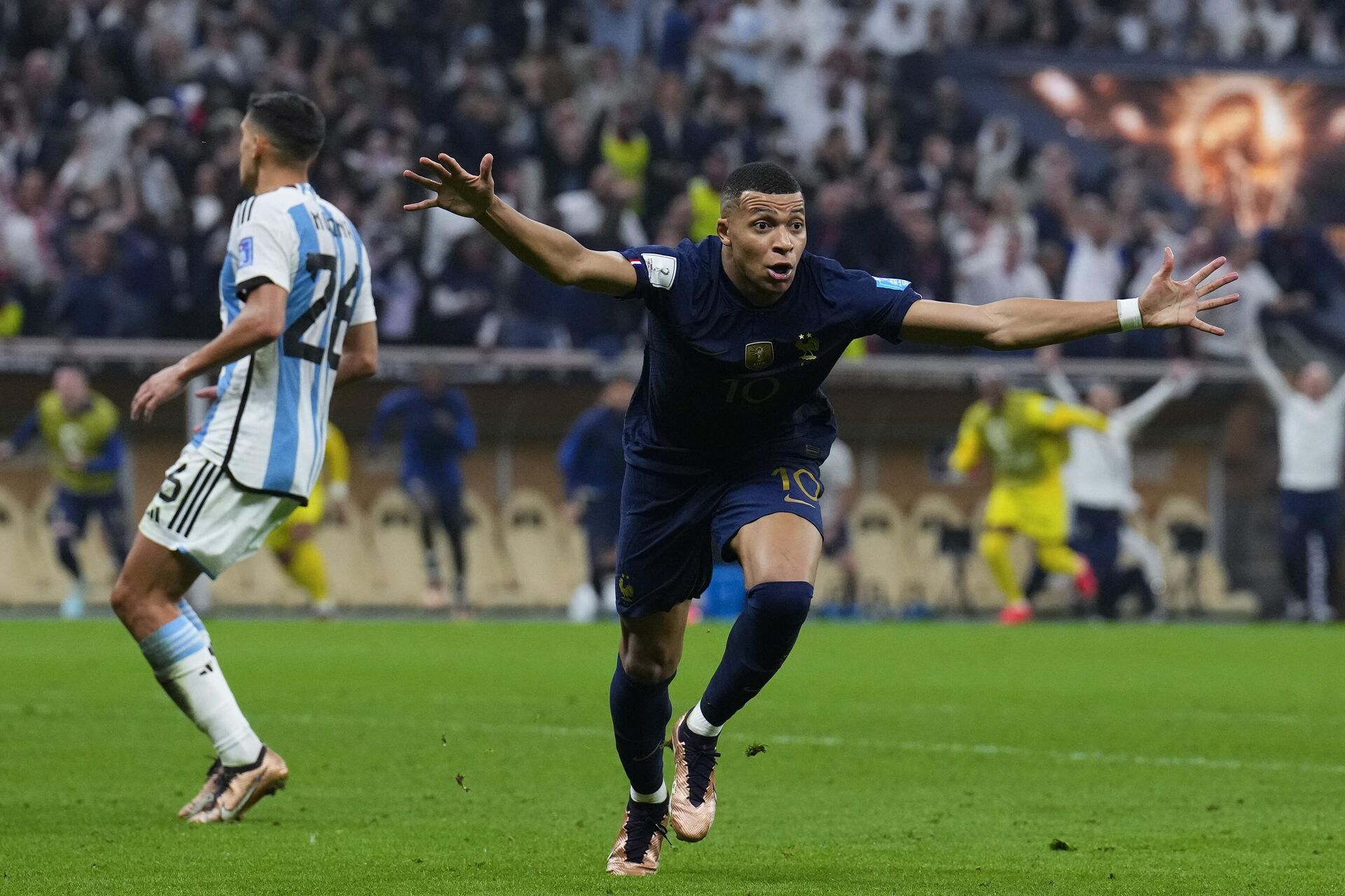 O francês Kylian Mbappé comemora seu segundo gol na final entre Argentina e França na Copa do Mundo do Catar, em 18 de dezembro de 2022 - Sputnik Brasil, 1920, 18.12.2022