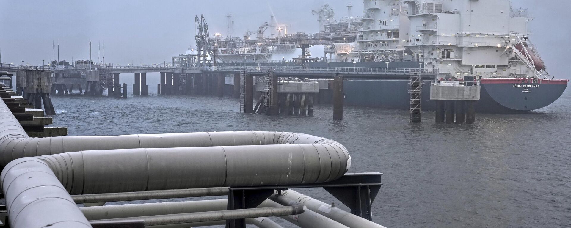 Unidade de armazenamento de gás natural liquefeito Hoegh Esperanza durante a abertura do terminal em Wilhelmshaven, Alemanha, 17 de dezembro de 2022 - Sputnik Brasil, 1920, 18.12.2022