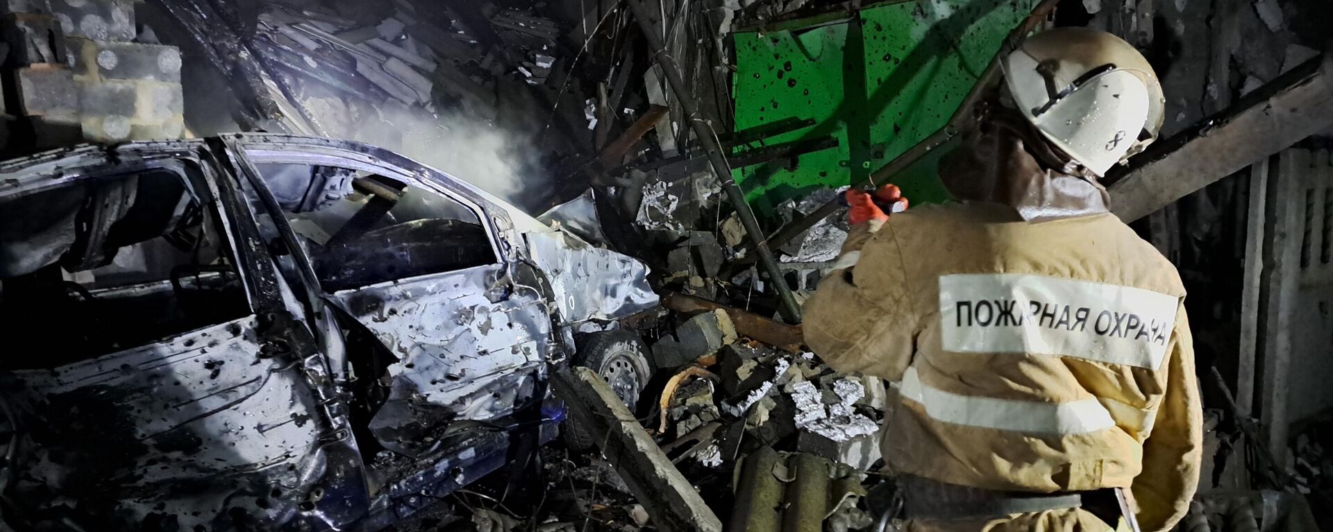 Bombeiro combate fogo em edificio de Donetsk após bombardeio das tropas ucranianas em 16 de dezembro de 2022 - Sputnik Brasil, 1920, 18.12.2022
