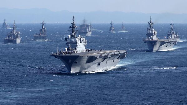 Embarcações militares, incluindo Izumo, navio de escolta da Força Marítima de Autodefesa do Japão, navegam na baía Sagami, ao largo da prefeitura japonesa de Kanagawa, 6 de novembro de 2022 - Sputnik Brasil