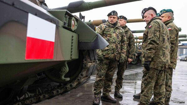 Soldados do Exército polonês após a chegada dos primeiros tanques K2 e obuses K9 para a Polônia, no Baltic Container Terminal em Gdynia, 6 de dezembro de 2022 - Sputnik Brasil