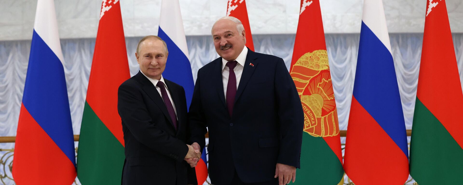 O presidente russo, Vladimir Putin, e o presidente belarusso, Aleksandr Lukashenko, antes das negociações em Minsk, em 19 de dezembro de 2022 - Sputnik Brasil, 1920, 23.05.2024