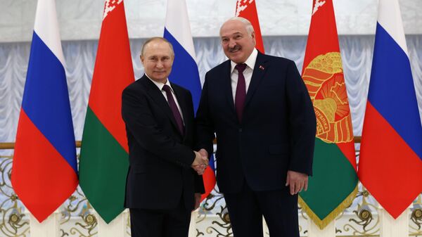 O presidente russo, Vladimir Putin, e o presidente belarrusso, Aleksandr Lukashenko, antes das negociações em Minsk, em 19 de dezembro de 2022 - Sputnik Brasil