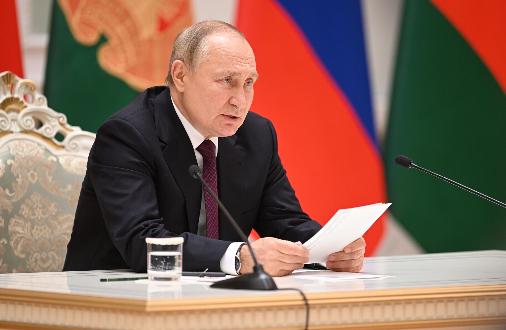 Vladimir Putin, presidente da Rússia, durante declaração conjunta com seu homólogo de Belarus, Aleksandr Lukashenko (fora da foto), 19 de dezembro de 2022 - Sputnik Brasil, 1920, 19.12.2022