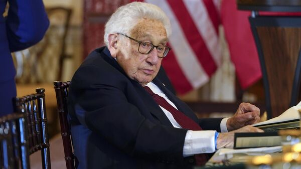 Henry Kissinger, ex-secretário de Estado dos EUA, participa de almoço com Emmanuel Macron, presidente da França, Kamala Harris, vice-presidente dos EUA, e Antony Blinken, secretário de Estado dos EUA (fora da foto), no Departamento de Estado em Washington, EUA, 1º de dezembro de 2022 - Sputnik Brasil