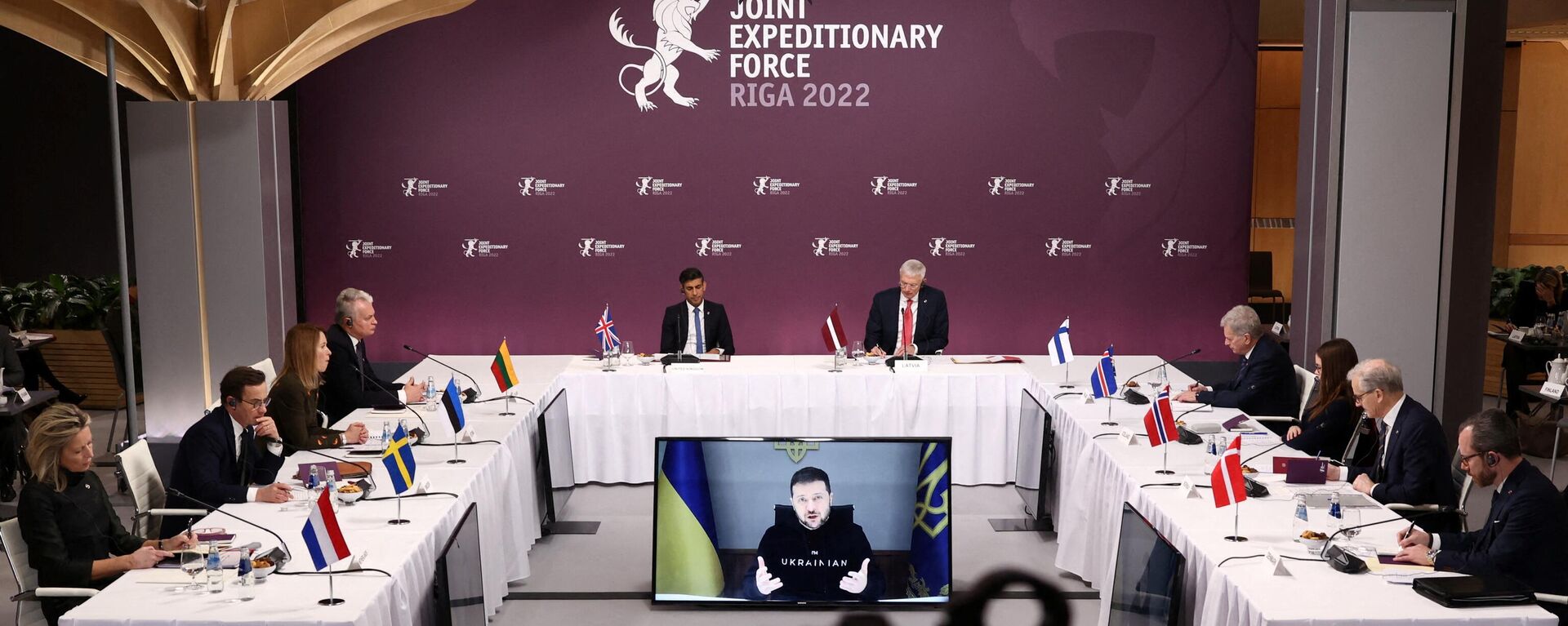 O presidente ucraniano Vladimir Zelensky fala por link de vídeo durante uma sessão plenária da Força Expedicionária Conjunta (JEF) em Riga, Letônia, 19 de dezembro de 2022 - Sputnik Brasil, 1920, 19.12.2022