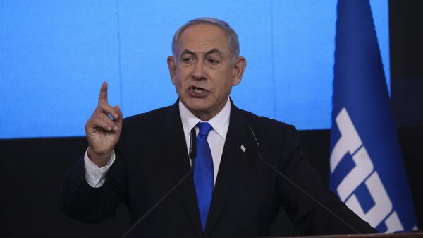 Benjamin Netanyahu, então ex-primeiro-ministro israelense e líder do partido Likud, fala com seus apoiadores após os primeiros resultados das pesquisas de boca de urna para a eleição parlamentar israelense. Jerusalém, 2 de novembro de 2022 - Sputnik Brasil