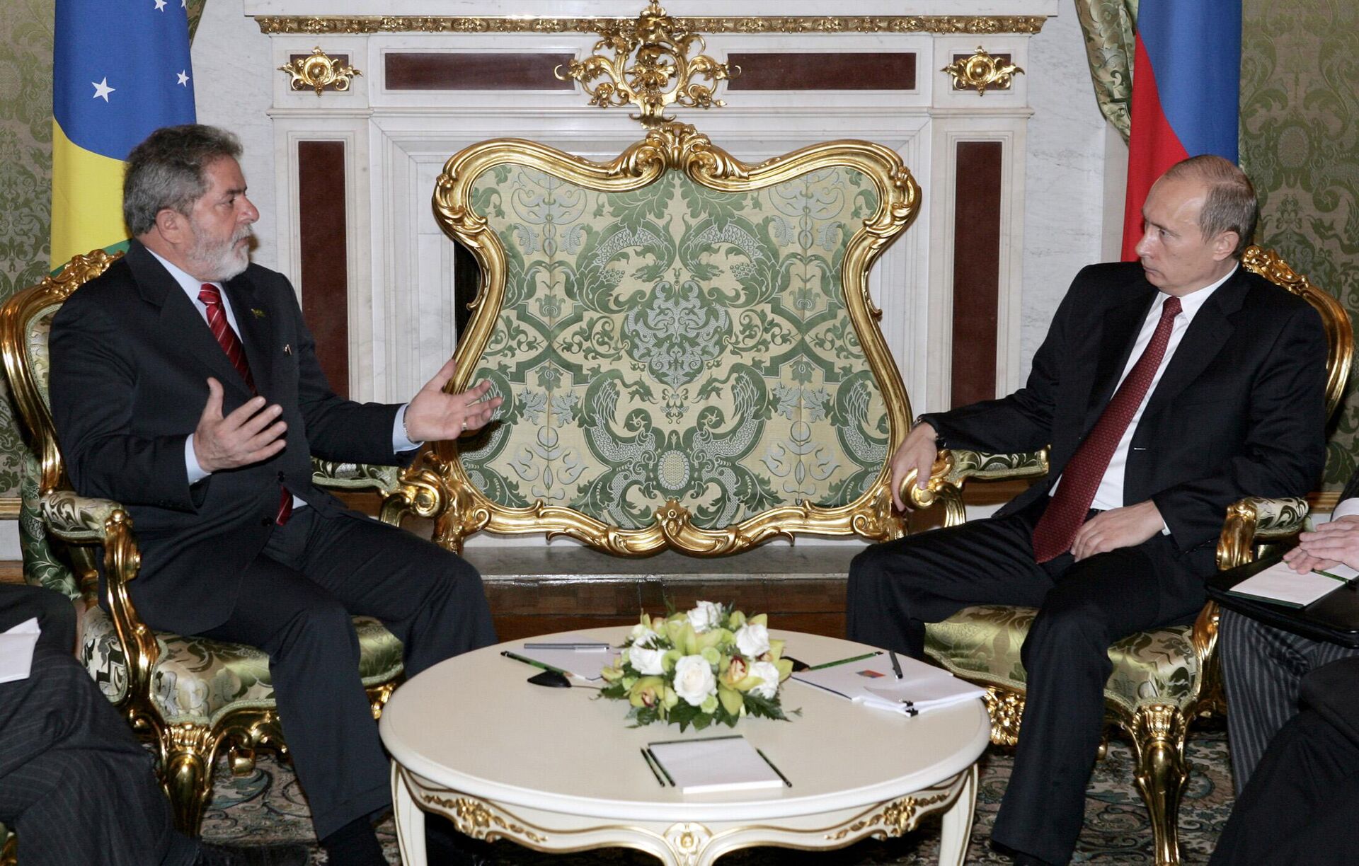 O presidente russo, Vladimir Putin (à direita), ouve o então presidente brasileiro, Luiz Inácio Lula da Silva, durante reunião no Kremlin, em Moscou, em 18 de outubro de 2005 - Sputnik Brasil, 1920, 20.12.2022